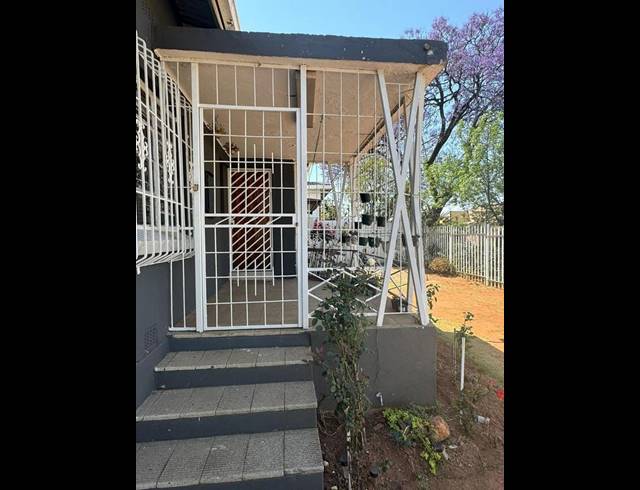 3 BEDROOM HOUSE FOR SALE IN CROSBY